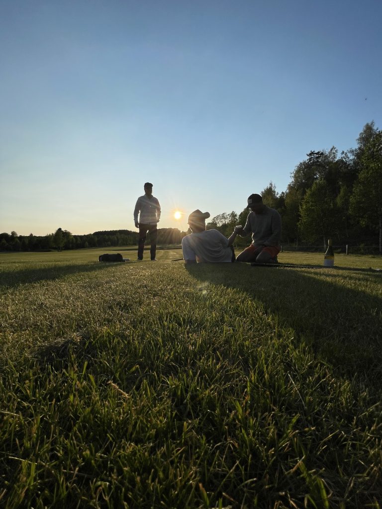 Golfer på golfbane i solnedgang